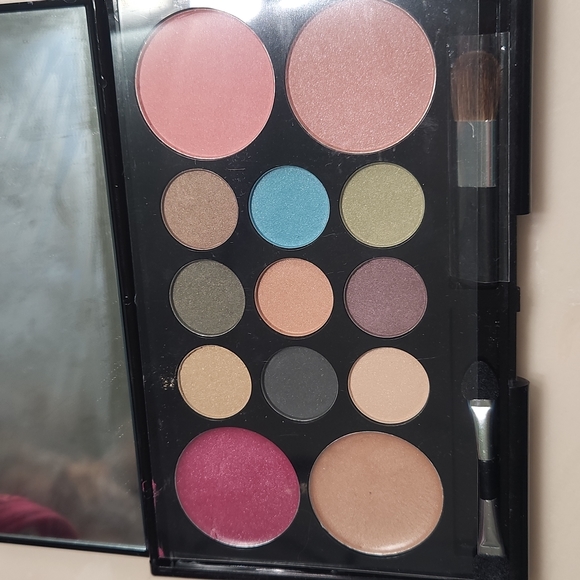 NWOT Makeover Essentials Make up - Picture 6 of 9